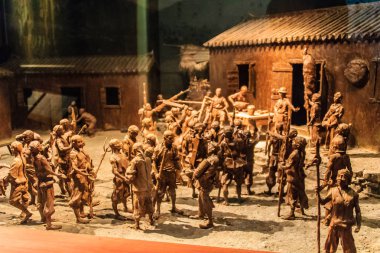 Shenzhen, Çin - 15 Kasım 2014: Shenzhen Müzesi hazineleri ile dolu mükemmelleştirmek devam etti ve doğru malzemeler ziyaretçi 6000 yıllık tarihi gelişim süreci, Shenzhen bölgesinde söyle.