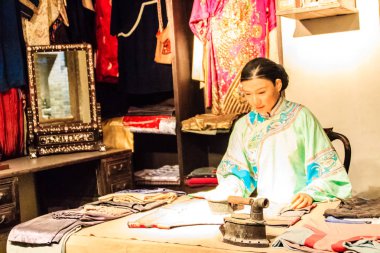 Shenzhen, Çin - 15 Kasım 2014: Shenzhen Müzesi hazineleri ile dolu mükemmelleştirmek devam etti ve doğru malzemeler ziyaretçi 6000 yıllık tarihi gelişim süreci, Shenzhen bölgesinde söyle.