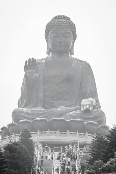 観光客が香港ランタオ島のポーリン寺山の頂上に巨大な Tian タン仏の彫像を訪問したランタオ島 2014 — ストック写真