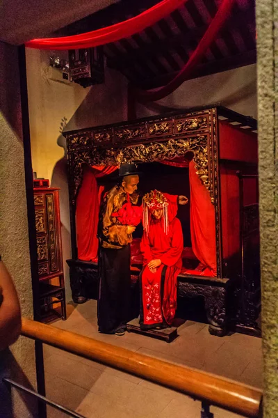 Shenzhen, Çin - 15 Kasım 2014: Shenzhen Müzesi hazineleri ile dolu mükemmelleştirmek devam etti ve doğru malzemeler ziyaretçi 6000 yıllık tarihi gelişim süreci, Shenzhen bölgesinde söyle.