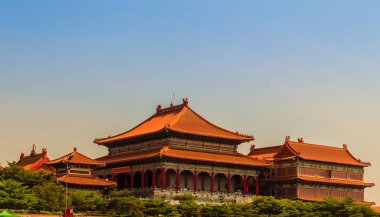 Güzel mimari Wat Borom Raja Kanjanapisek ya da Wat Leng Nei Yi 2, genel geleneksel Çince stil tapınak Nonthaburi, Tayland.