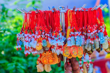 Güzel Çin iyi şanslar öğelerin, geleneksel Çin taş yeşim yapılan muska sırasında Çin yeni yılı Çin değerli taşlar Hediyelik eşya dükkanında satışa
