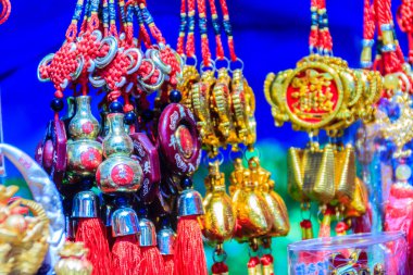 Güzel Çin iyi şanslar öğelerin, geleneksel Çin taş yeşim yapılan muska sırasında Çin yeni yılı Çin değerli taşlar Hediyelik eşya dükkanında satışa