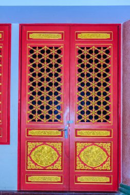 Güzel Çin kırmızı ahşap kapı ve pencereler ejderha Stencil Sanat ile Çinli Budist tapınak Tayland üzerinde stil