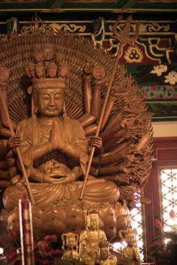 Güzel resimler Guanyim veya Guan Yin, Çin Tanrı Çin Tapınağı'nın. Bin el sirti Guan Yin, Çin Tanrı görüntü yapmak Tayland Çin sanat oyma ahşap