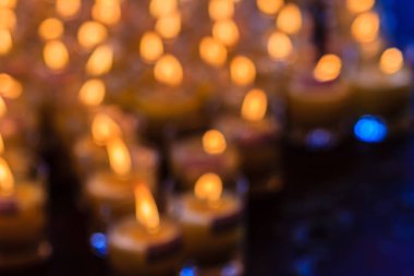 Güzel bulanık turuncu bokeh ışık birçok mum, BM-odak bokeh mum koyu arka plan ile. Turuncu bokeh dini törenlerde birçok mum ışık. 