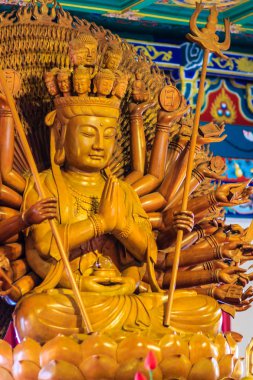 Güzel resimler Guanyim veya Guan Yin, Çin Tanrı Çin Tapınağı'nın. Bin el sirti Guan Yin, Çin Tanrı görüntü yapmak Tayland Çin sanat oyma ahşap