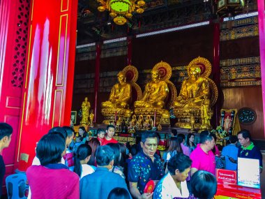 Nonthaburi, Tayland - 28 Ocak 2017: dua gelmek ve bir hak 3 Altın Buda resim Çin tapınak Tayland yapılan turist. Wat Leng-noei-yi, 2 Çin yeni yılı festival sırasında bulunan.