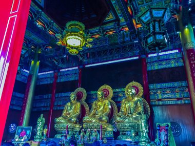 Nonthaburi, Tayland - 28 Ocak 2017: dua gelmek ve bir hak 3 Altın Buda resim Çin tapınak Tayland yapılan turist. Wat Leng-noei-yi, 2 Çin yeni yılı festival sırasında bulunan.