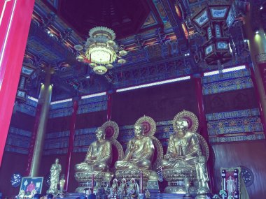 Nonthaburi, Tayland - 28 Ocak 2017: dua gelmek ve bir hak 3 Altın Buda resim Çin tapınak Tayland yapılan turist. Wat Leng-noei-yi, 2 Çin yeni yılı festival sırasında bulunan.