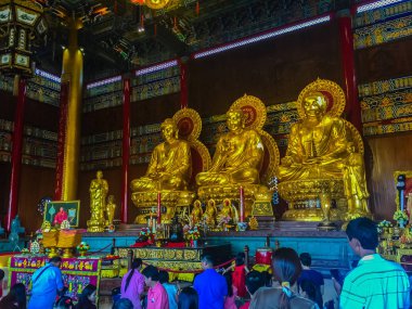 Nonthaburi, Tayland - 28 Ocak 2017: dua gelmek ve bir hak 3 Altın Buda resim Çin tapınak Tayland yapılan turist. Wat Leng-noei-yi, 2 Çin yeni yılı festival sırasında bulunan.