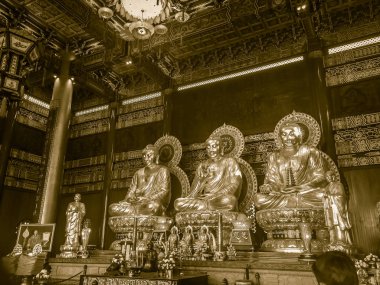 Nonthaburi, Tayland - 28 Ocak 2017: dua gelmek ve bir hak 3 Altın Buda resim Çin tapınak Tayland yapılan turist. Wat Leng-noei-yi, 2 Çin yeni yılı festival sırasında bulunan.