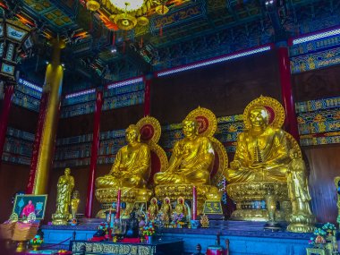 Nonthaburi, Tayland - 28 Ocak 2017: dua gelmek ve bir hak 3 Altın Buda resim Çin tapınak Tayland yapılan turist. Wat Leng-noei-yi, 2 Çin yeni yılı festival sırasında bulunan.