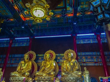 Nonthaburi, Tayland - 28 Ocak 2017: dua gelmek ve bir hak 3 Altın Buda resim Çin tapınak Tayland yapılan turist. Wat Leng-noei-yi, 2 Çin yeni yılı festival sırasında bulunan.