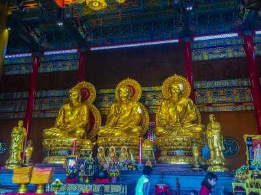 Nonthaburi, Tayland - 28 Ocak 2017: dua gelmek ve bir hak 3 Altın Buda resim Çin tapınak Tayland yapılan turist. Wat Leng-noei-yi, 2 Çin yeni yılı festival sırasında bulunan.