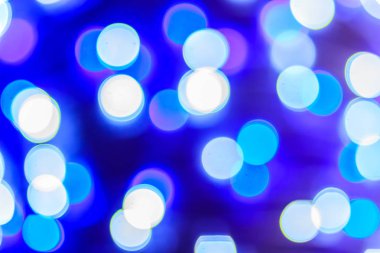 Güzel mavi Bokeh soyut ışık arkaplanı. Mükemmel odaklanmış soyut mavi noel arkaplanı. Gürültü tanecikleri ve zayıf ışıklarla gecenin arka planı olarak soyut noel ışıkları.