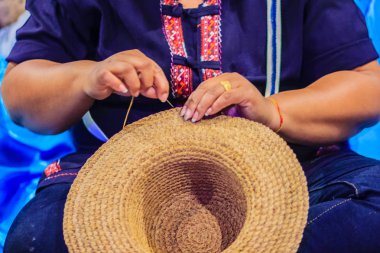 Geleneksel kurutulmuş muz dikiş el sanatları işçisi kadın bir el sanatları şapkaya köyleri bırakır. Ürün yerel Tayland köyü kuru muz yapraklarından yapılmış şapka