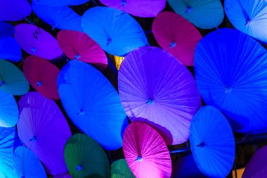 Renkli el yapımı kağıt şemsiyeler dekorasyon geleneksel sokak pazarında. Geleneksel sokak gece Pazarı'na ekranda güzel şemsiye.