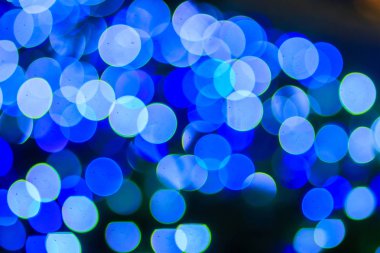 Güzel mavi Bokeh soyut ışık arkaplanı. Mükemmel odaklanmış soyut mavi noel arkaplanı. Gürültü tanecikleri ve zayıf ışıklarla gecenin arka planı olarak soyut noel ışıkları.