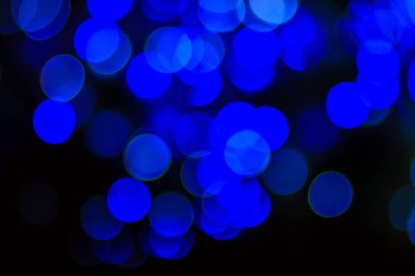 Güzel mavi Bokeh soyut ışık arkaplanı. Mükemmel odaklanmış soyut mavi noel arkaplanı. Gürültü tanecikleri ve zayıf ışıklarla gecenin arka planı olarak soyut noel ışıkları.
