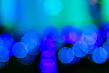 Güzel mavi Bokeh soyut ışık arkaplanı. Mükemmel odaklanmış soyut mavi noel arkaplanı. Gürültü tanecikleri ve zayıf ışıklarla gecenin arka planı olarak soyut noel ışıkları.