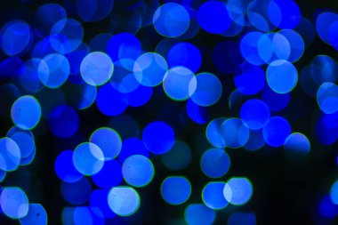 Güzel mavi Bokeh soyut ışık arkaplanı. Mükemmel odaklanmış soyut mavi noel arkaplanı. Gürültü tanecikleri ve zayıf ışıklarla gecenin arka planı olarak soyut noel ışıkları.