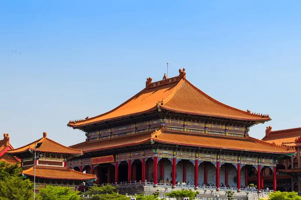 Güzel mimari Wat Borom Raja Kanjanapisek ya da Wat Leng Nei Yi 2, genel geleneksel Çince stil tapınak Nonthaburi, Tayland.