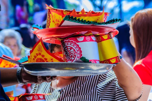 Las Personas Con Dinero Papel Oro Papel Palo Joss Quemar —  Fotos de Stock