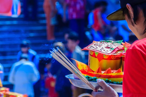 Люди Паперових Грошей Папери Золото Спалити Joss Палиці Китайське Shrine — стокове фото