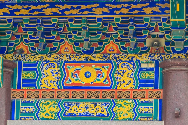 美丽的建筑和艺术的墙画与龙图案建筑在中国寺庙冷一氧化碳一 暖武里 大乘佛教的赞助下的中国寺庙 — 图库照片