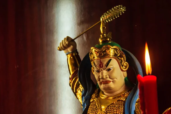 Rode Kaars Kleurrijke Standbeeld Van Cai Shen Chinese God Van — Stockfoto