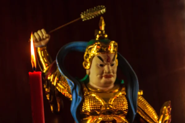 Rode Kaars Kleurrijke Standbeeld Van Cai Shen Chinese God Van — Stockfoto