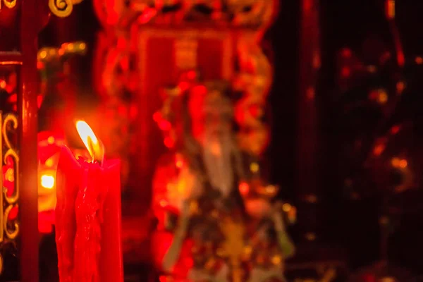Rött Ljus Och Färgglad Staty Cai Shen Kinesiska Guden Rikedom — Stockfoto