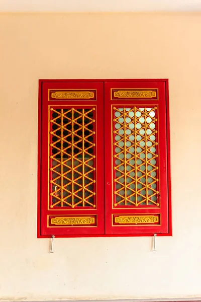 Estilo Chinês Bonito Portas Vermelhas Madeira Janelas Com Dragão Arte — Fotografia de Stock