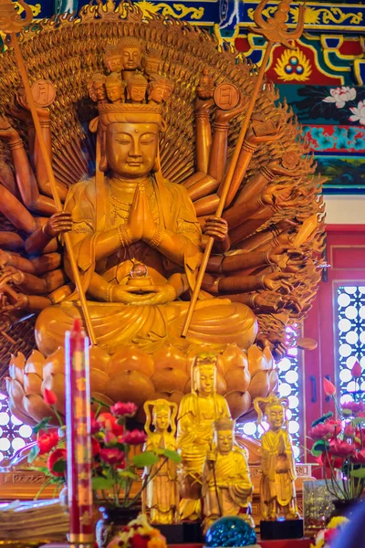 Guanyim 的美丽形象 或观音 中国寺庙中的神 观音的千手 中国神的形象制作木雕中国艺术在泰国 — 图库照片
