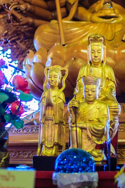 Guanyim 的美丽形象 或观音 中国寺庙中的神 观音的千手 中国神的形象制作木雕中国艺术在泰国 — 图库照片