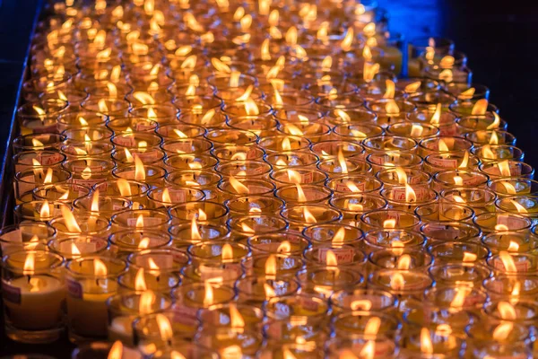 Las Velas Anaranjadas Los Cristales Del Templo Chino Vela Roja —  Fotos de Stock