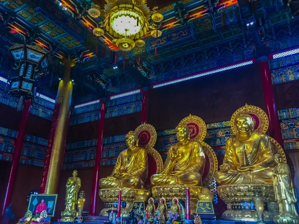 Nonthaburi, Tayland - 28 Ocak 2017: dua gelmek ve bir hak 3 Altın Buda resim Çin tapınak Tayland yapılan turist. Wat Leng-noei-yi, 2 Çin yeni yılı festival sırasında bulunan.