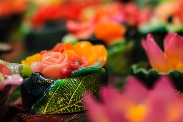 蓮の花のように美しいキャンドル芳香族を作った エキゾチックなキャンドルに蓮の香り療法スパ用水上でフロートの形が刻まれています — ストック写真