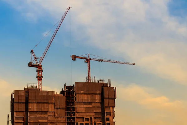 Bela Silhueta Guindastes Torre Construção Com Fundo Céu Por Sol — Fotografia de Stock