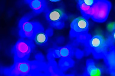 Güzel mavi Bokeh soyut ışık arkaplanı. Mükemmel odaklanmış soyut mavi noel arkaplanı. Gürültü tanecikleri ve zayıf ışıklarla gecenin arka planı olarak soyut noel ışıkları.