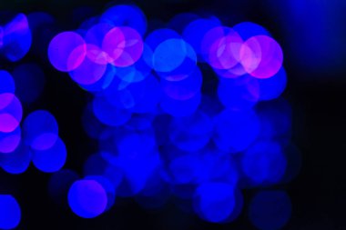 Güzel mavi Bokeh soyut ışık arkaplanı. Mükemmel odaklanmış soyut mavi noel arkaplanı. Gürültü tanecikleri ve zayıf ışıklarla gecenin arka planı olarak soyut noel ışıkları.