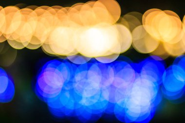 Güzel mavi Bokeh soyut ışık arkaplanı. Mükemmel odaklanmış soyut mavi noel arkaplanı. Gürültü tanecikleri ve zayıf ışıklarla gecenin arka planı olarak soyut noel ışıkları.