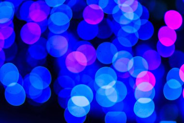 Güzel mavi Bokeh soyut ışık arkaplanı. Mükemmel odaklanmış soyut mavi noel arkaplanı. Gürültü tanecikleri ve zayıf ışıklarla gecenin arka planı olarak soyut noel ışıkları.