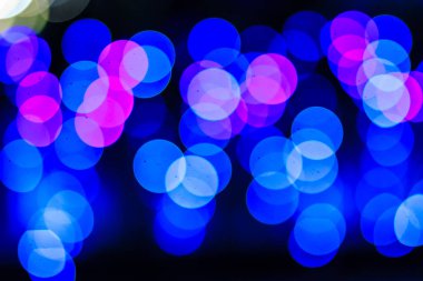 Güzel mavi Bokeh soyut ışık arkaplanı. Mükemmel odaklanmış soyut mavi noel arkaplanı. Gürültü tanecikleri ve zayıf ışıklarla gecenin arka planı olarak soyut noel ışıkları.