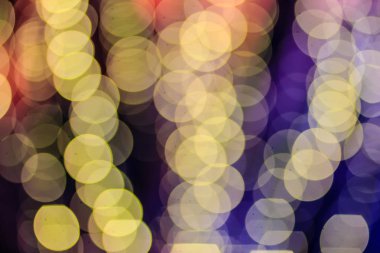 Güzel mavi Bokeh soyut ışık arkaplanı. Mükemmel odaklanmış soyut mavi noel arkaplanı. Gürültü tanecikleri ve zayıf ışıklarla gecenin arka planı olarak soyut noel ışıkları.