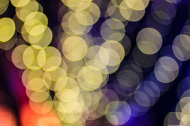 Güzel mavi Bokeh soyut ışık arkaplanı. Mükemmel odaklanmış soyut mavi noel arkaplanı. Gürültü tanecikleri ve zayıf ışıklarla gecenin arka planı olarak soyut noel ışıkları.