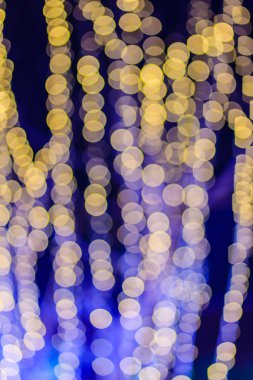 Güzel mavi Bokeh soyut ışık arkaplanı. Mükemmel odaklanmış soyut mavi noel arkaplanı. Gürültü tanecikleri ve zayıf ışıklarla gecenin arka planı olarak soyut noel ışıkları.