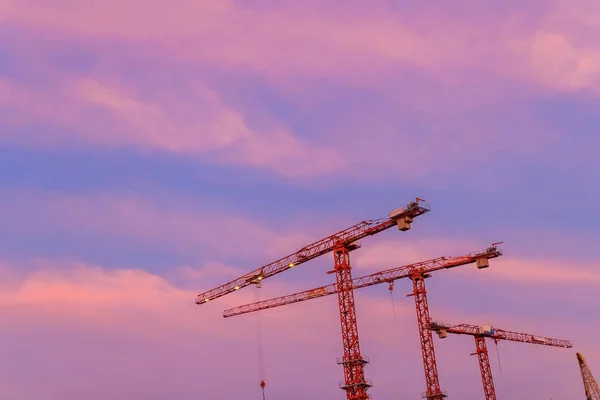 Bela Silhueta Guindastes Torre Construção Com Fundo Céu Por Sol — Fotografia de Stock