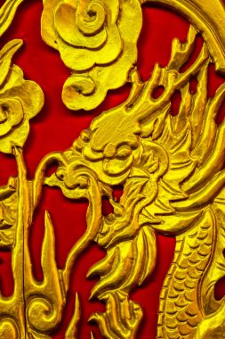 Çinli Budist Tapınağı Tayland kırmızı ahşap duvar ahşap kapı dragon Stencil Sanat, altın ejderha ile dekore edilmiş. 